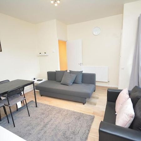 Lovely 4 Bedroom Apartment Close To The City Walking Distance From The Rivere View London Kültér fotó