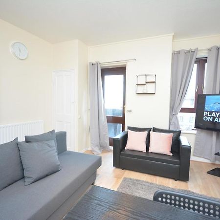 Lovely 4 Bedroom Apartment Close To The City Walking Distance From The Rivere View London Kültér fotó