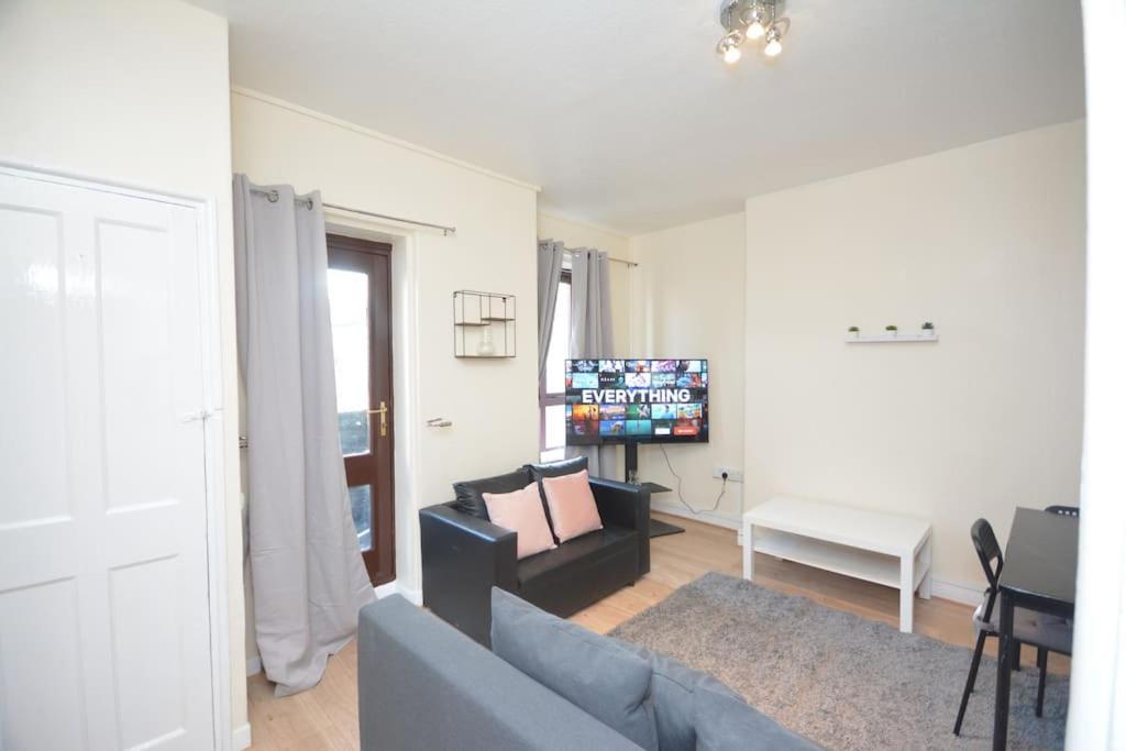 Lovely 4 Bedroom Apartment Close To The City Walking Distance From The Rivere View London Kültér fotó