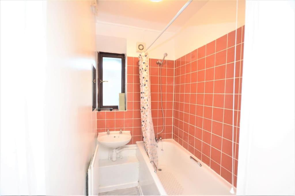 Lovely 4 Bedroom Apartment Close To The City Walking Distance From The Rivere View London Kültér fotó