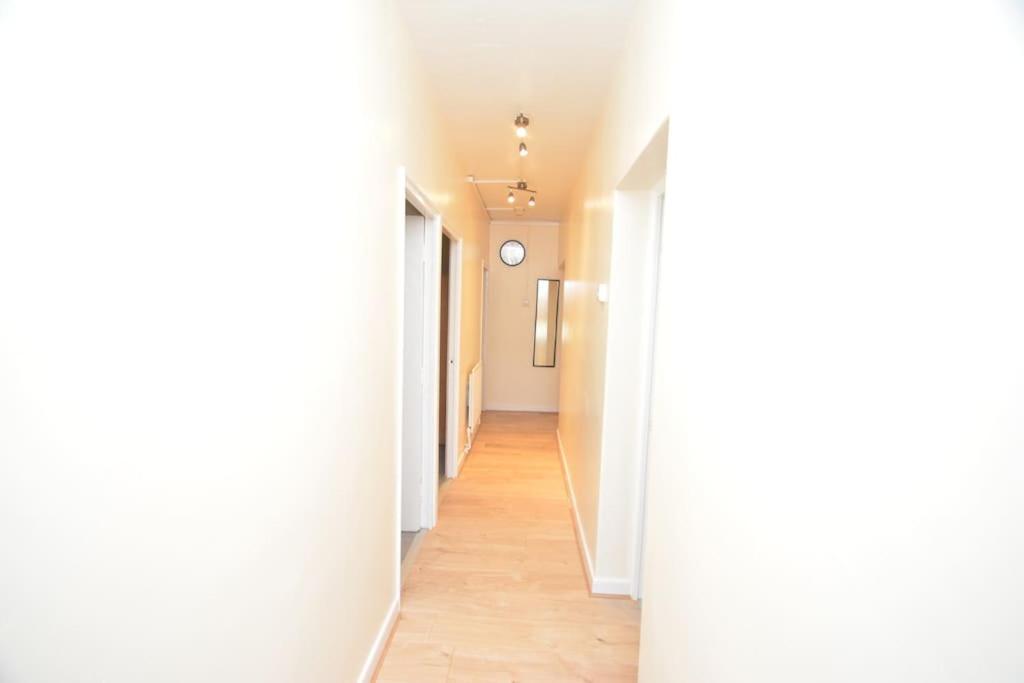 Lovely 4 Bedroom Apartment Close To The City Walking Distance From The Rivere View London Kültér fotó