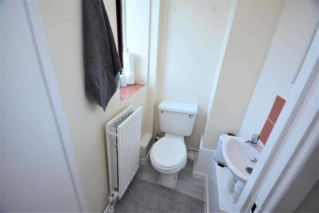 Lovely 4 Bedroom Apartment Close To The City Walking Distance From The Rivere View London Kültér fotó
