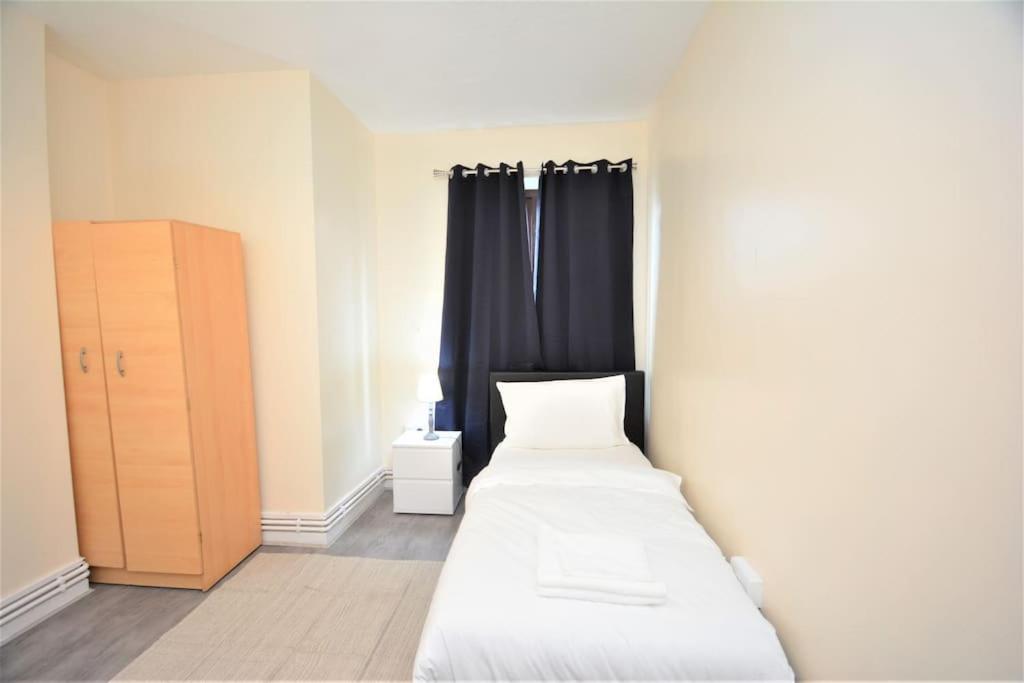Lovely 4 Bedroom Apartment Close To The City Walking Distance From The Rivere View London Kültér fotó