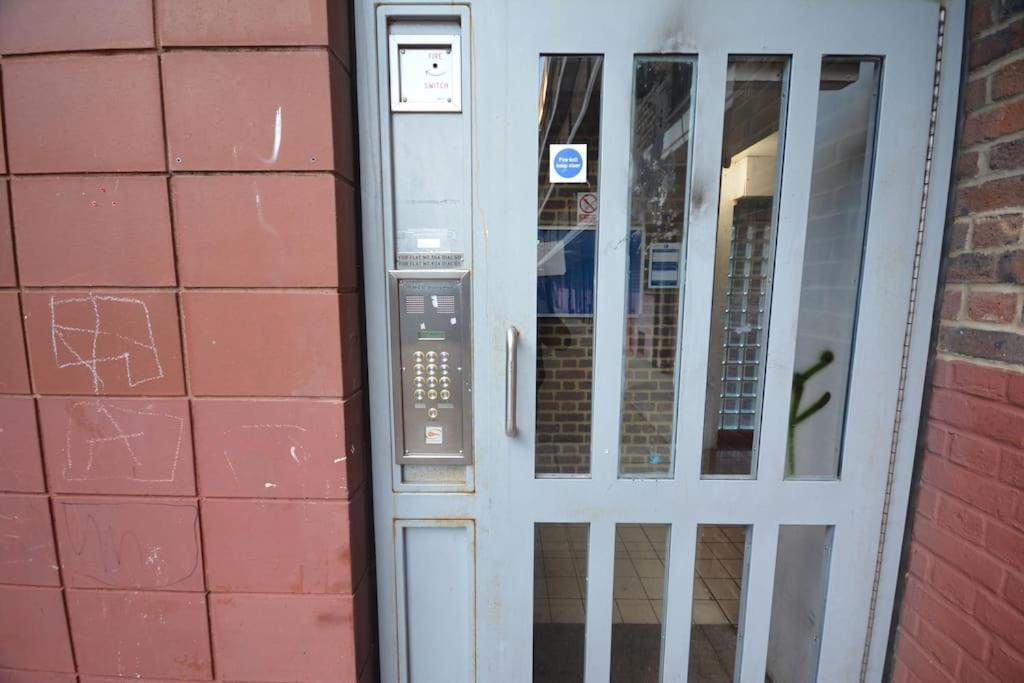 Lovely 4 Bedroom Apartment Close To The City Walking Distance From The Rivere View London Kültér fotó