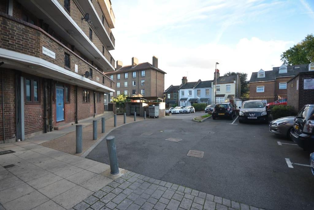 Lovely 4 Bedroom Apartment Close To The City Walking Distance From The Rivere View London Kültér fotó