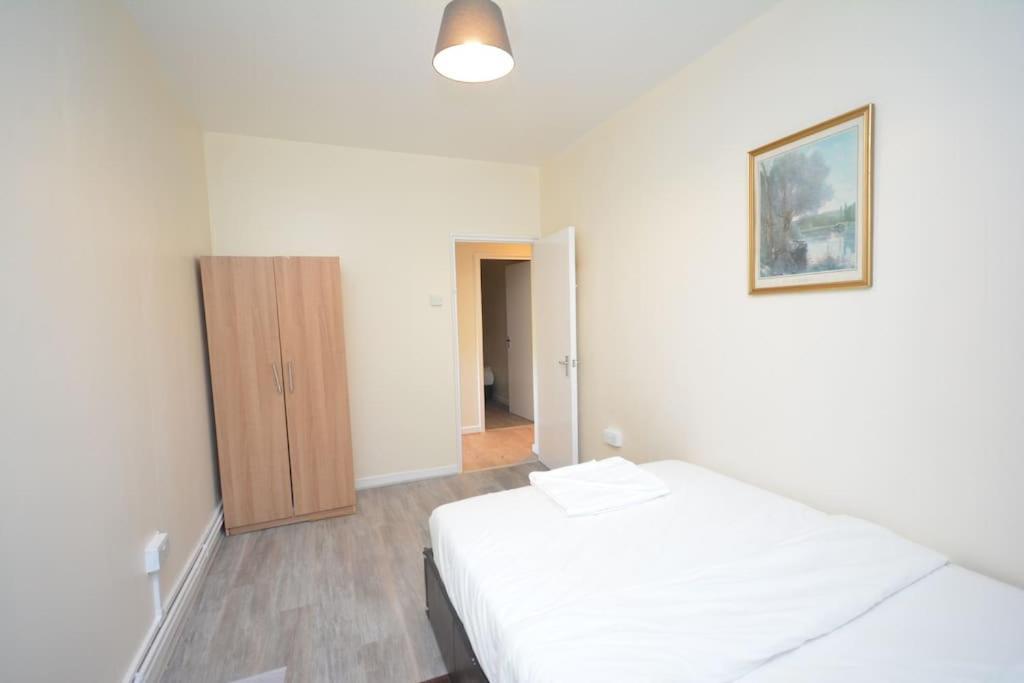 Lovely 4 Bedroom Apartment Close To The City Walking Distance From The Rivere View London Kültér fotó