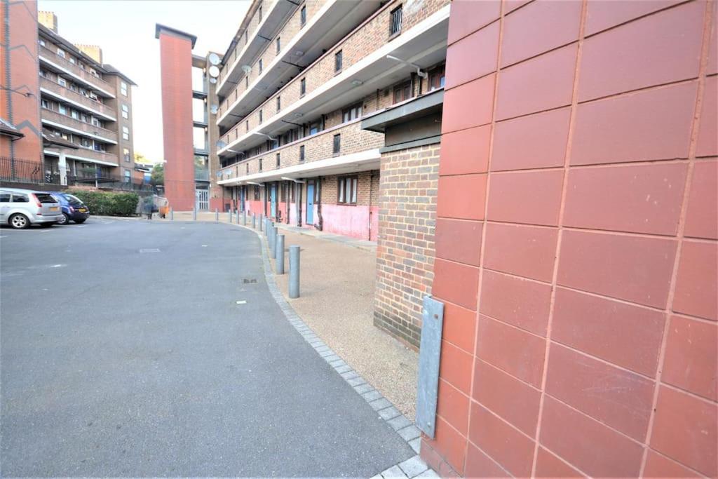 Lovely 4 Bedroom Apartment Close To The City Walking Distance From The Rivere View London Kültér fotó