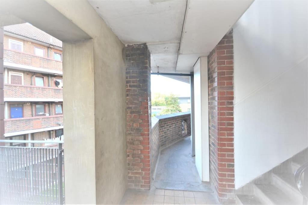 Lovely 4 Bedroom Apartment Close To The City Walking Distance From The Rivere View London Kültér fotó