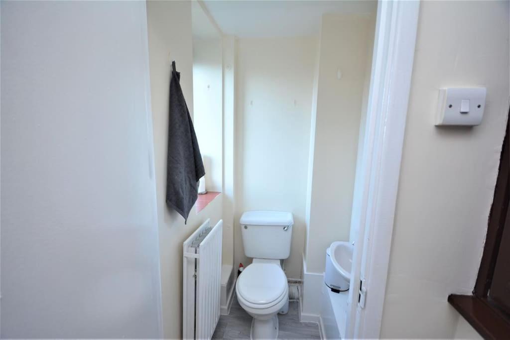 Lovely 4 Bedroom Apartment Close To The City Walking Distance From The Rivere View London Kültér fotó