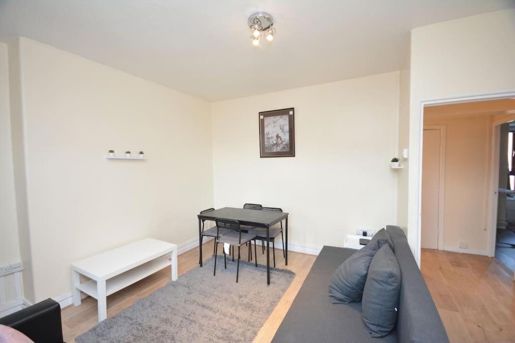 Lovely 4 Bedroom Apartment Close To The City Walking Distance From The Rivere View London Kültér fotó