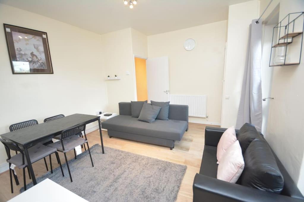 Lovely 4 Bedroom Apartment Close To The City Walking Distance From The Rivere View London Kültér fotó