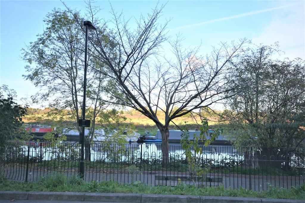 Lovely 4 Bedroom Apartment Close To The City Walking Distance From The Rivere View London Kültér fotó