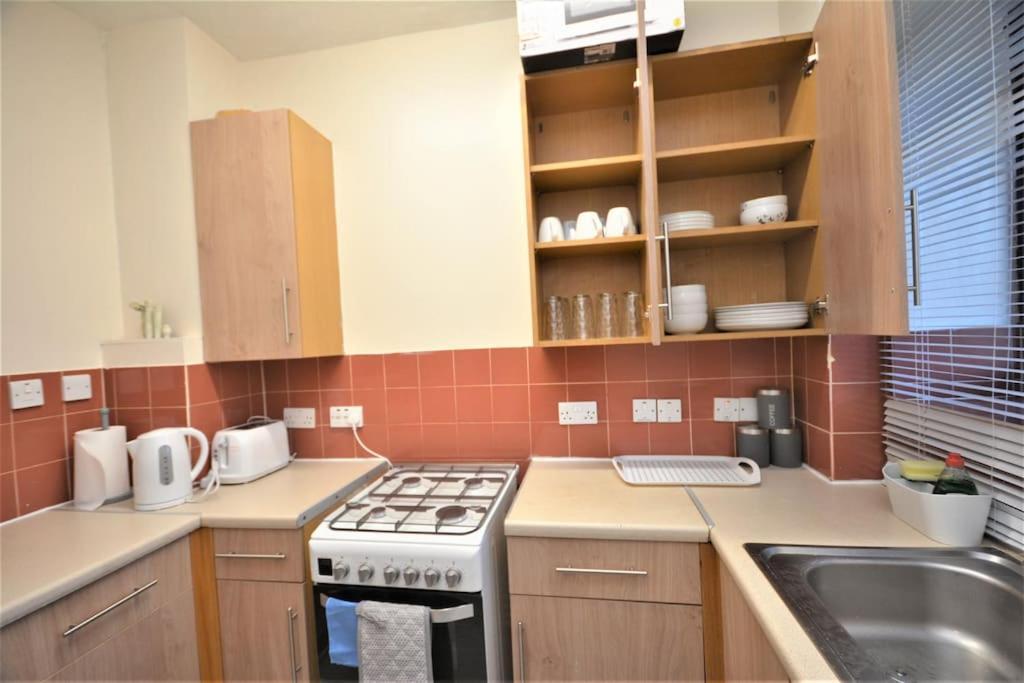 Lovely 4 Bedroom Apartment Close To The City Walking Distance From The Rivere View London Kültér fotó