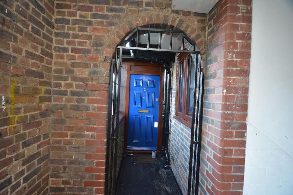 Lovely 4 Bedroom Apartment Close To The City Walking Distance From The Rivere View London Kültér fotó