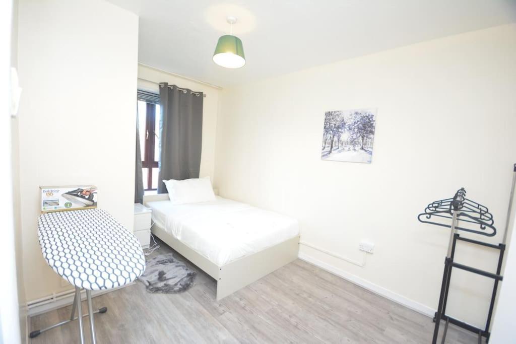 Lovely 4 Bedroom Apartment Close To The City Walking Distance From The Rivere View London Kültér fotó