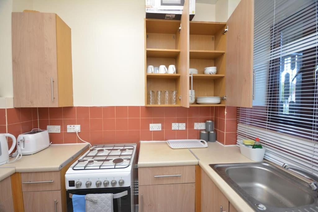 Lovely 4 Bedroom Apartment Close To The City Walking Distance From The Rivere View London Kültér fotó