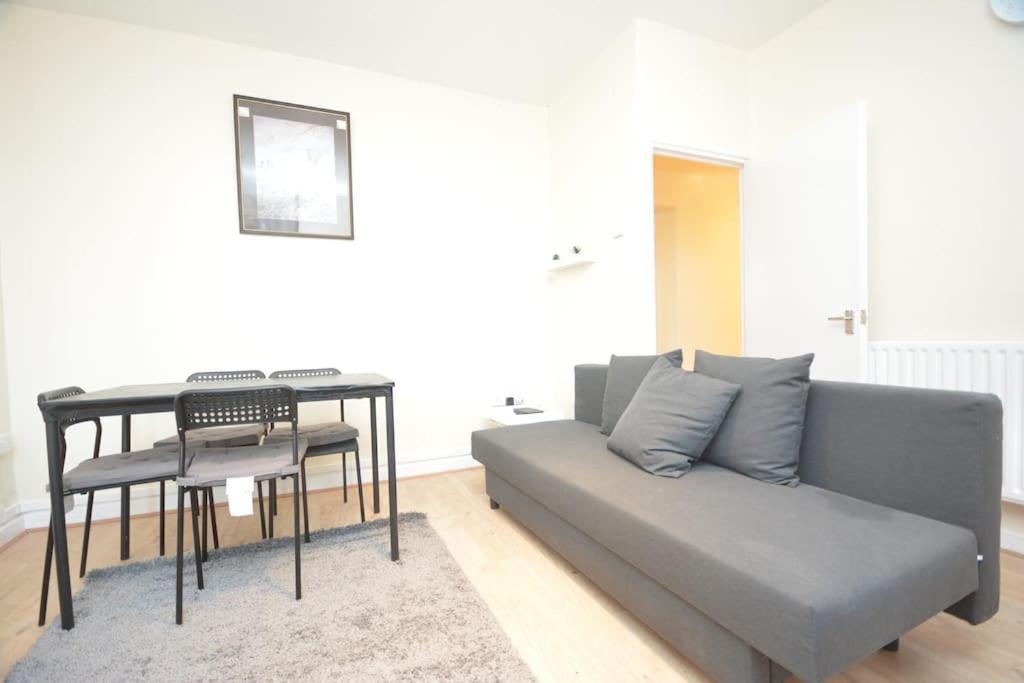 Lovely 4 Bedroom Apartment Close To The City Walking Distance From The Rivere View London Kültér fotó