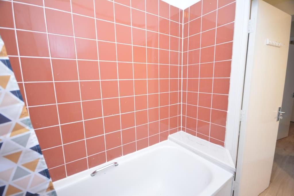Lovely 4 Bedroom Apartment Close To The City Walking Distance From The Rivere View London Kültér fotó