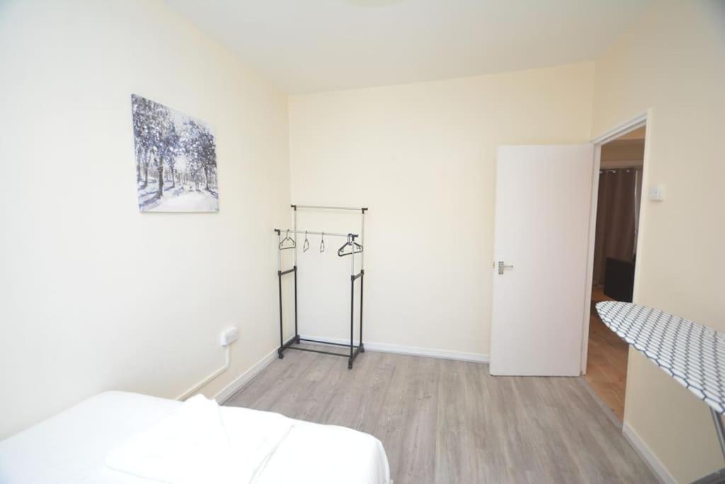Lovely 4 Bedroom Apartment Close To The City Walking Distance From The Rivere View London Kültér fotó