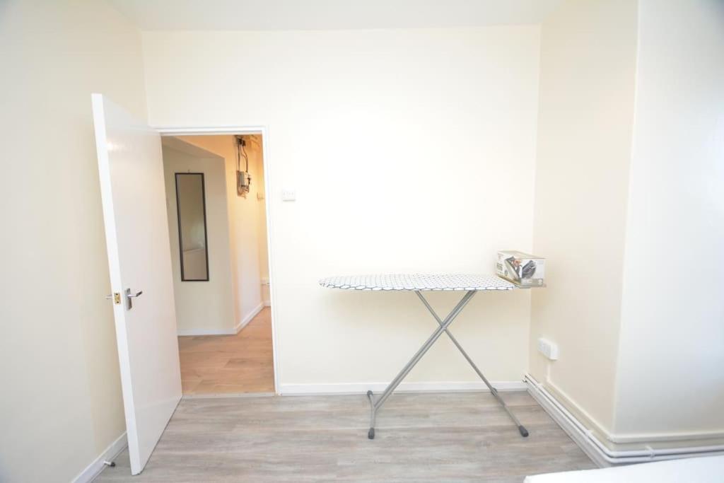 Lovely 4 Bedroom Apartment Close To The City Walking Distance From The Rivere View London Kültér fotó