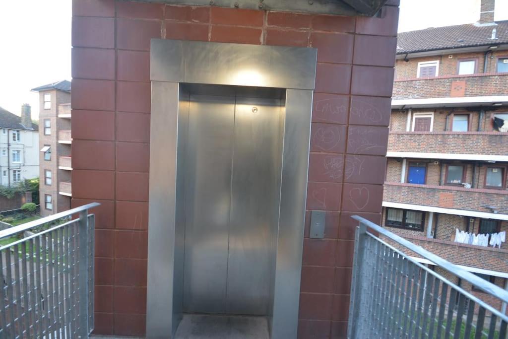 Lovely 4 Bedroom Apartment Close To The City Walking Distance From The Rivere View London Kültér fotó